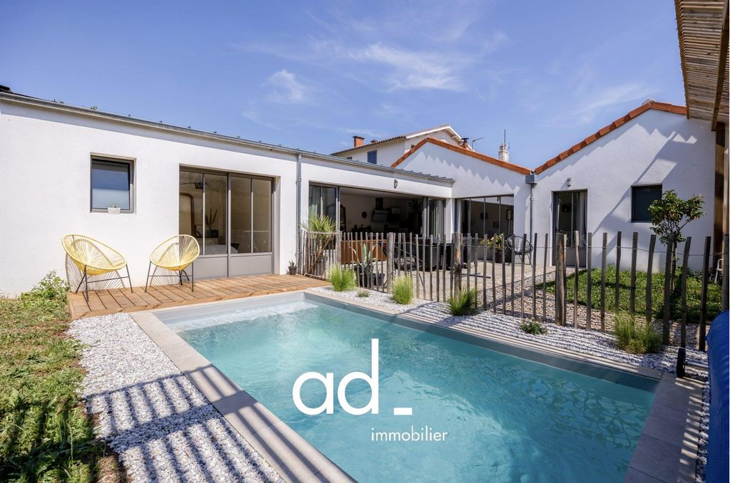 Maison de luxe de 4 chambres en vente à La Rochelle, France 128925096