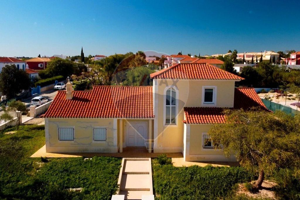 4 room luxury Villa for sale in Olhão, Distrito de Faro 122095505