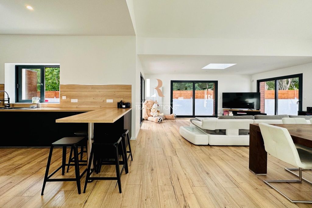 4 room luxury House for sale in La Rochelle, France 129137546