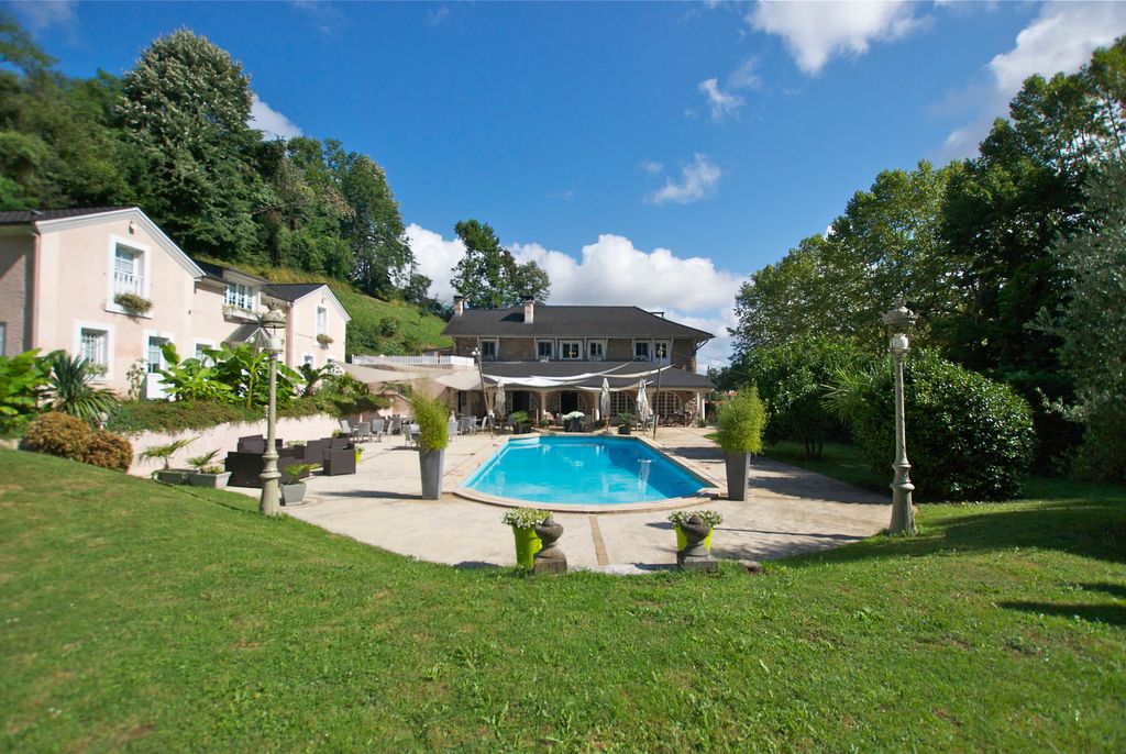 Maison de luxe de 12 pièces en vente à Pau, France 128354598