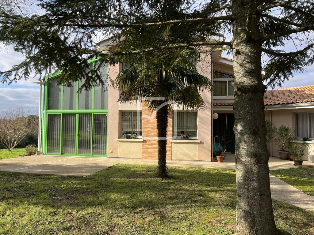 6 room luxury Villa for sale in SaintBenoît, France 128465230