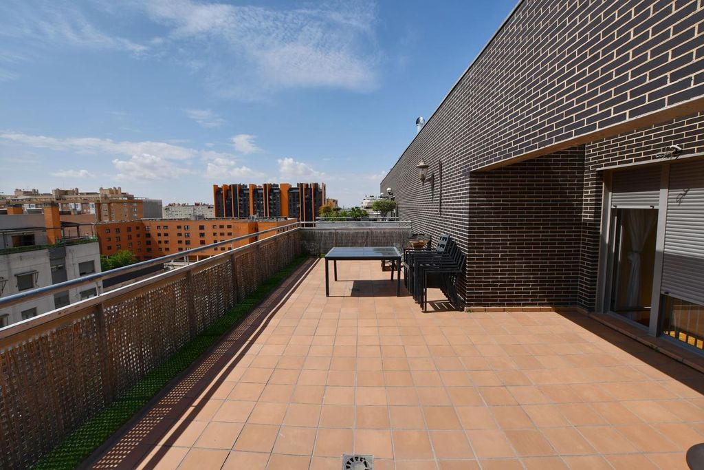 3 room luxury Duplex for sale in Madrid, Spain 128929437