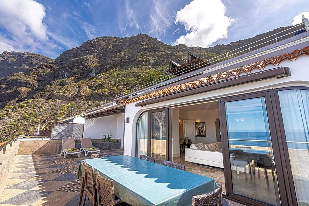 2 bedroom luxury Flat for sale in Los Gigantes, Canary Islands