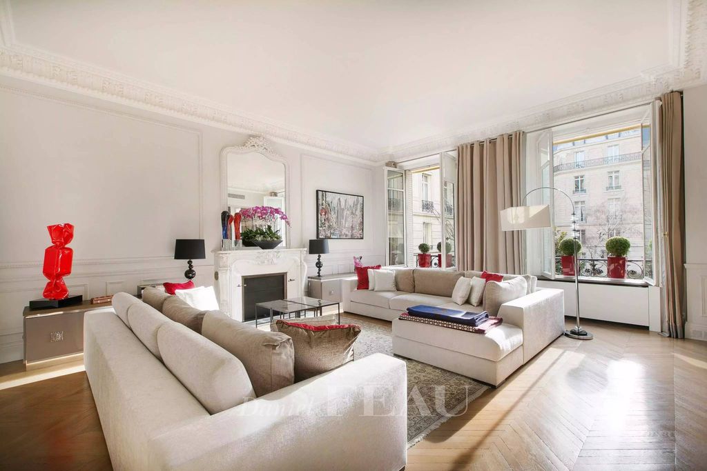 5 room luxury Apartment for sale in ChampsElysées, Madeleine, Triangle