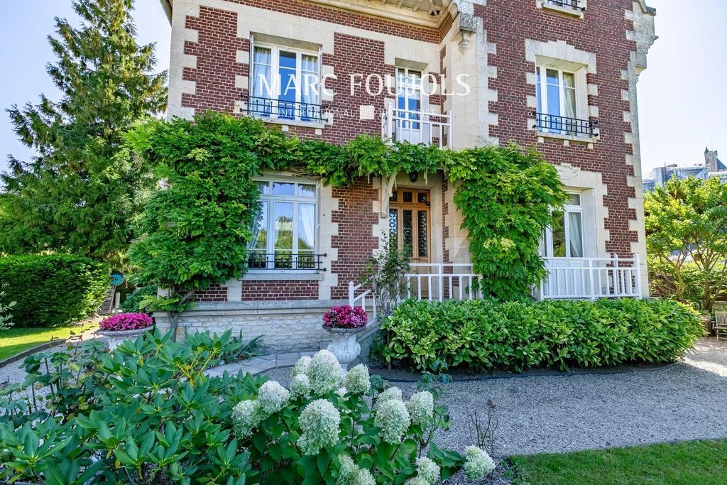 9 room luxury House for sale in Pierrefonds, France 129291853