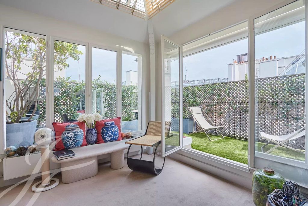 4 room luxury Apartment for sale in ChampsElysées, Madeleine, Triangle