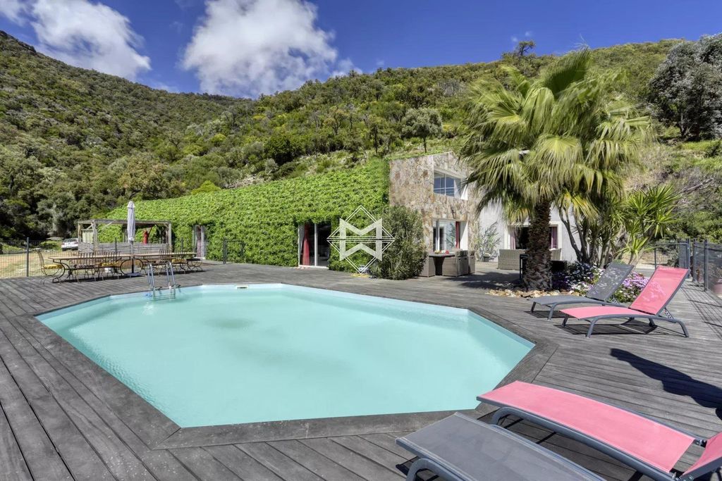 8 room luxury Villa for sale in Le Lavandou, France 128829858