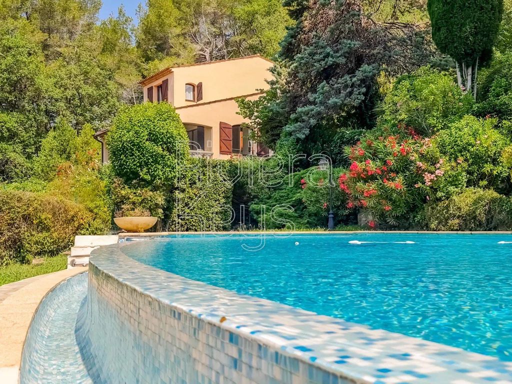 9 room luxury House for sale in ChâteauneufGrasse, France 129541403
