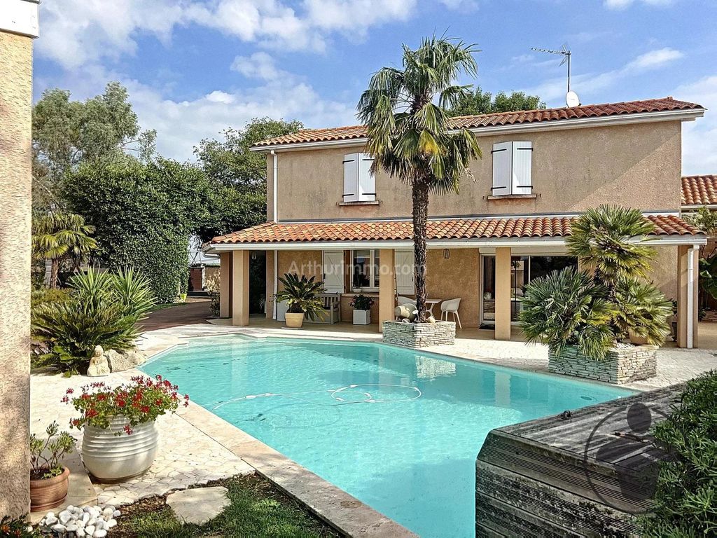 11 room luxury House for sale in Coutras, France - 127991742 ...