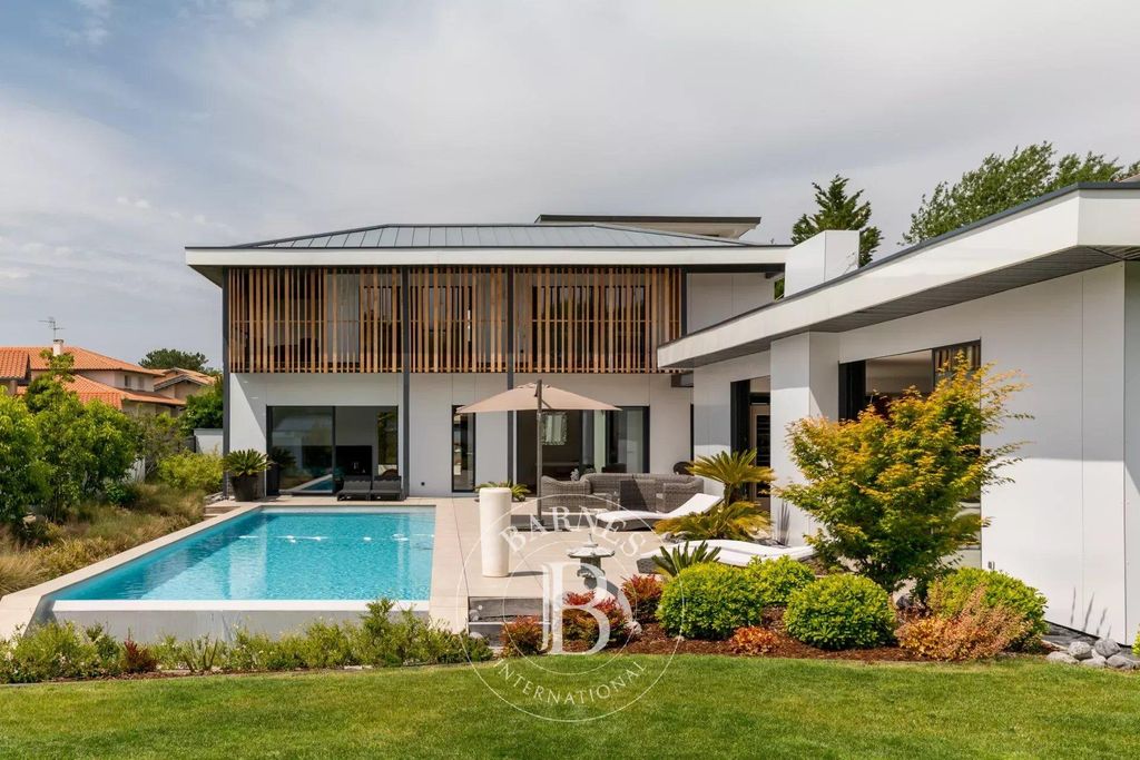 Maison de 7 pièces de luxe en vente à Biarritz, France 108650065