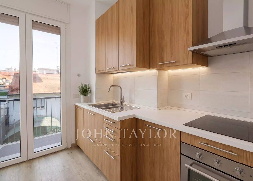 4 room luxury Flat for sale in Milan, Italy - View 6