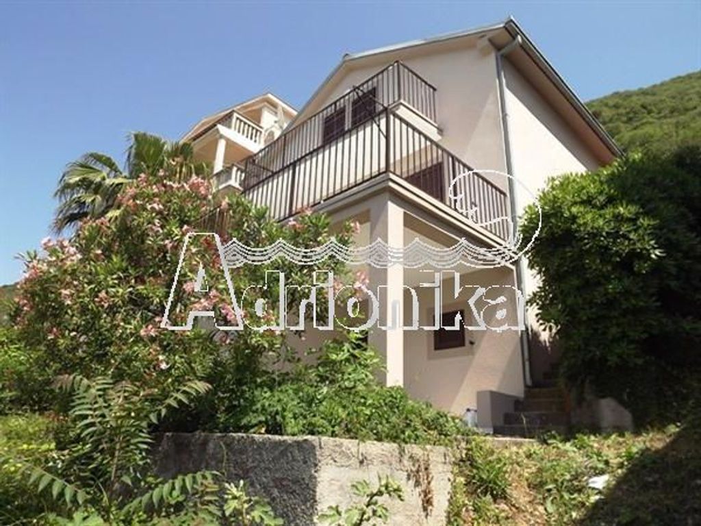 Эксклюзивный Особняк 174 м2 в продажа Херцег-Нови, Herceg Novi