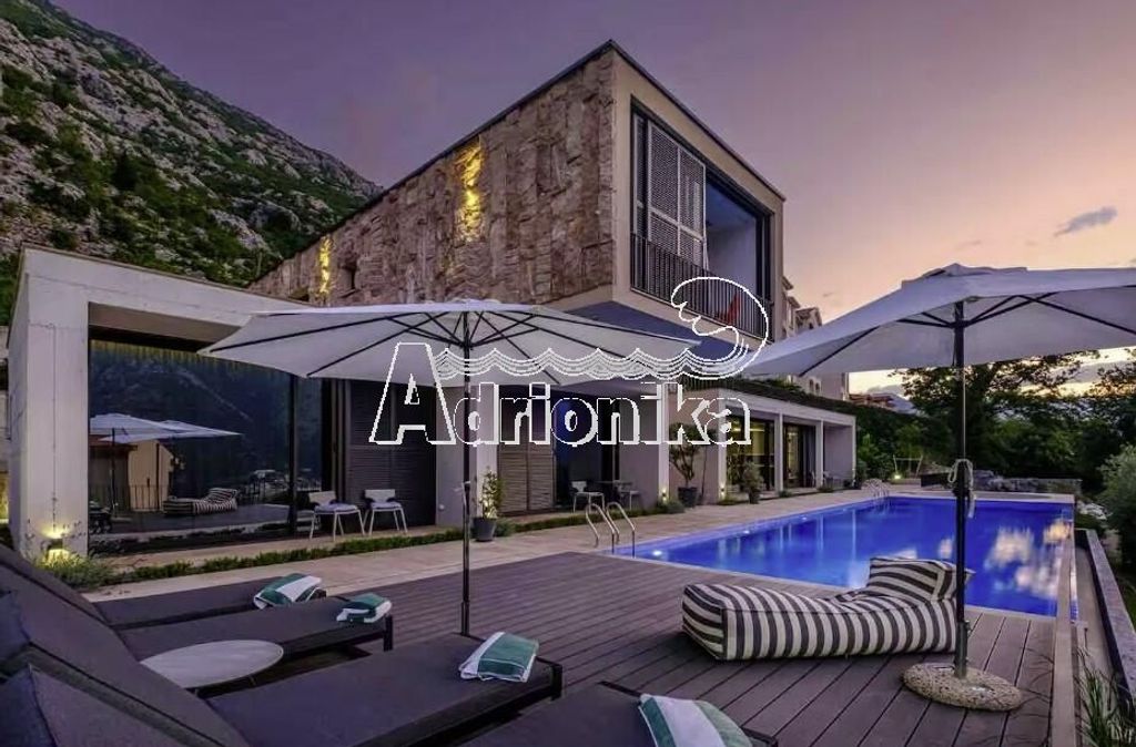Престижный Особняк 427 м2 в продажа Котор, Kotor