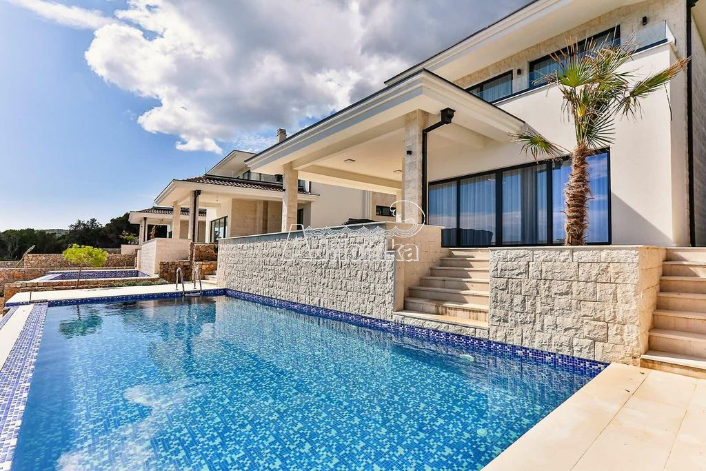 Особняк 340 м2 в продажа Улцинь, Черногория