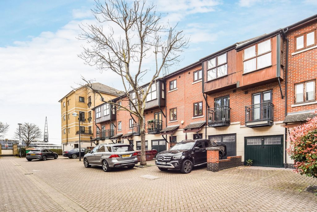 Luxury Villa for sale in Fairfax Mews, Docklands E16, London, Greater