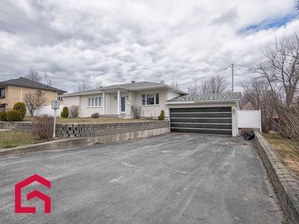 18 room exclusive country house for sale in Boul. Forest, Val-d Or, Quebec