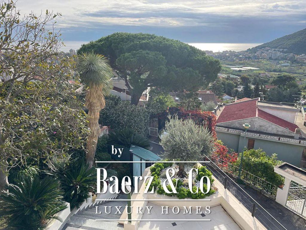 Prestigiosa villa di 297 mq in vendita, Loano, Italia