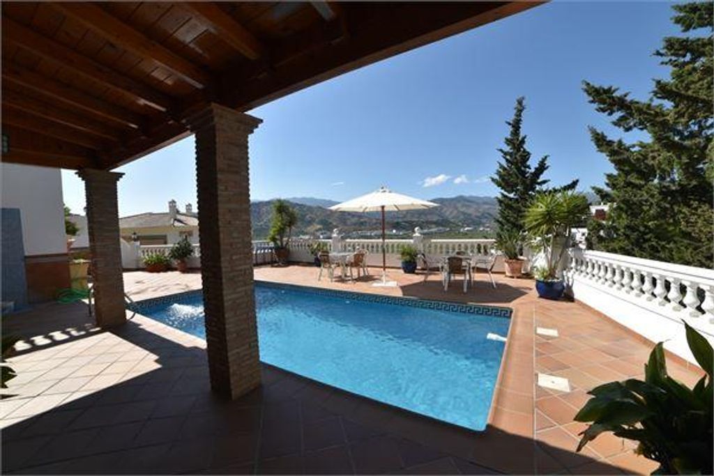 4 Room Luxury Villa For Sale In Almuñécar, Spain - 127836494 ...