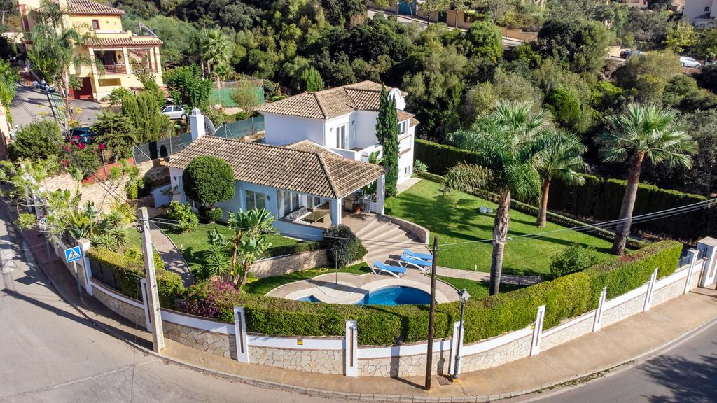 4 bedroom luxury Villa for sale in Elviria, Spain 129014639