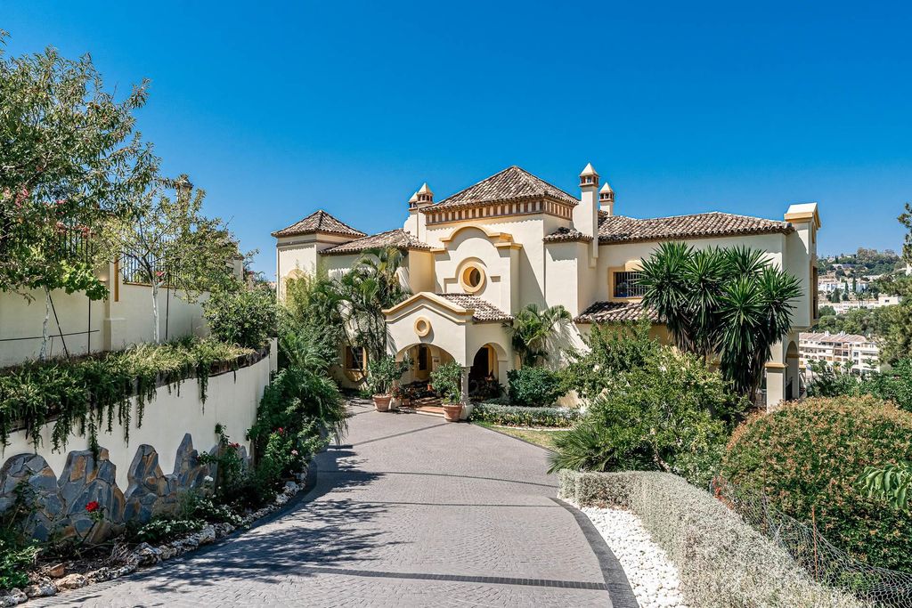 5 bedroom luxury Villa for sale in La Quinta, Spain 122923945