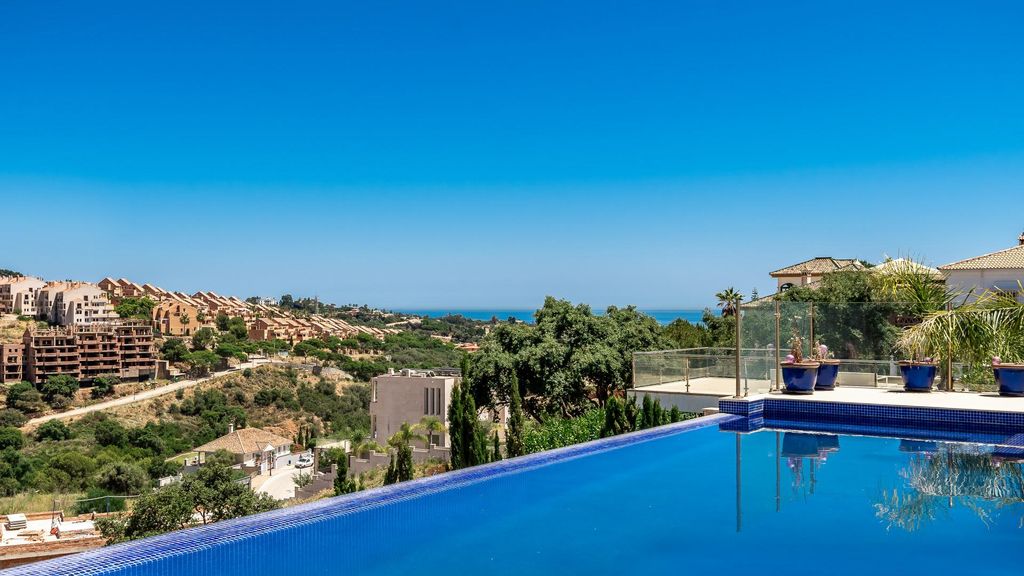 Luxury Villa for sale in Elviria, Spain 127765095