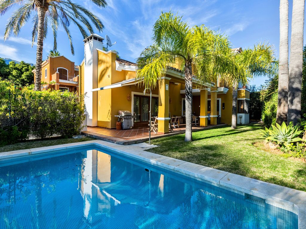 5 bedroom luxury Villa for sale in The Golden Mile