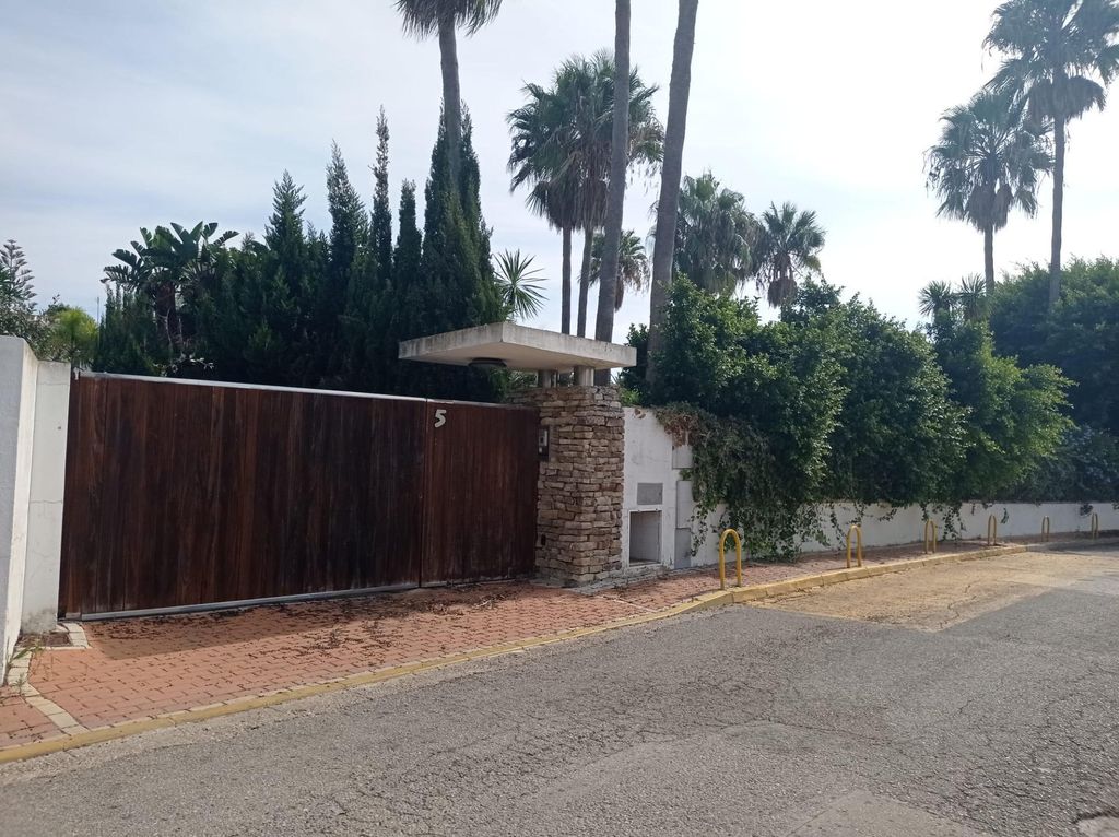 5 room luxury Detached House for sale in Conil de la Frontera, Spain 129421601