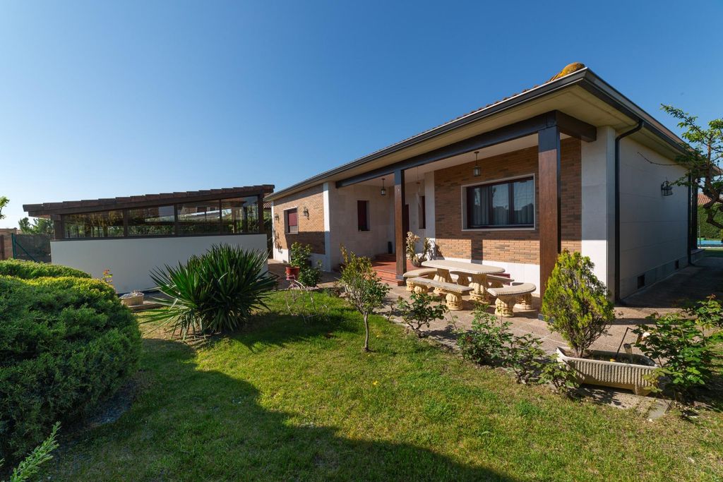 6 room luxury Detached House for sale in Laguna de Duero, Castille and