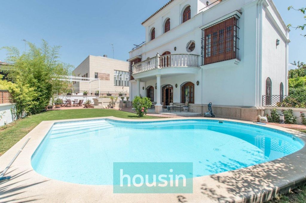 8 room luxury House for sale in Seville, Andalusia 109327825