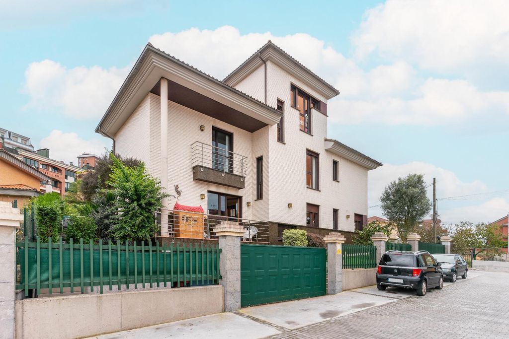 Casa de alto standing en venta Oviedo, España 129509539