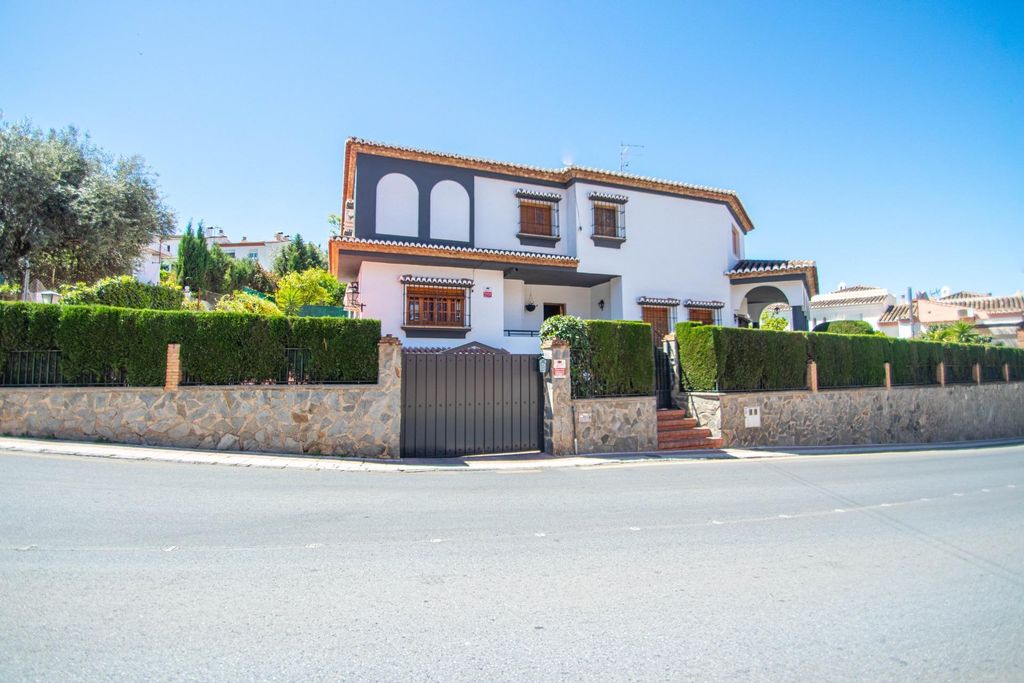 Vivienda de alto standing de 356 m2 en venta La Zubia, Andalucía