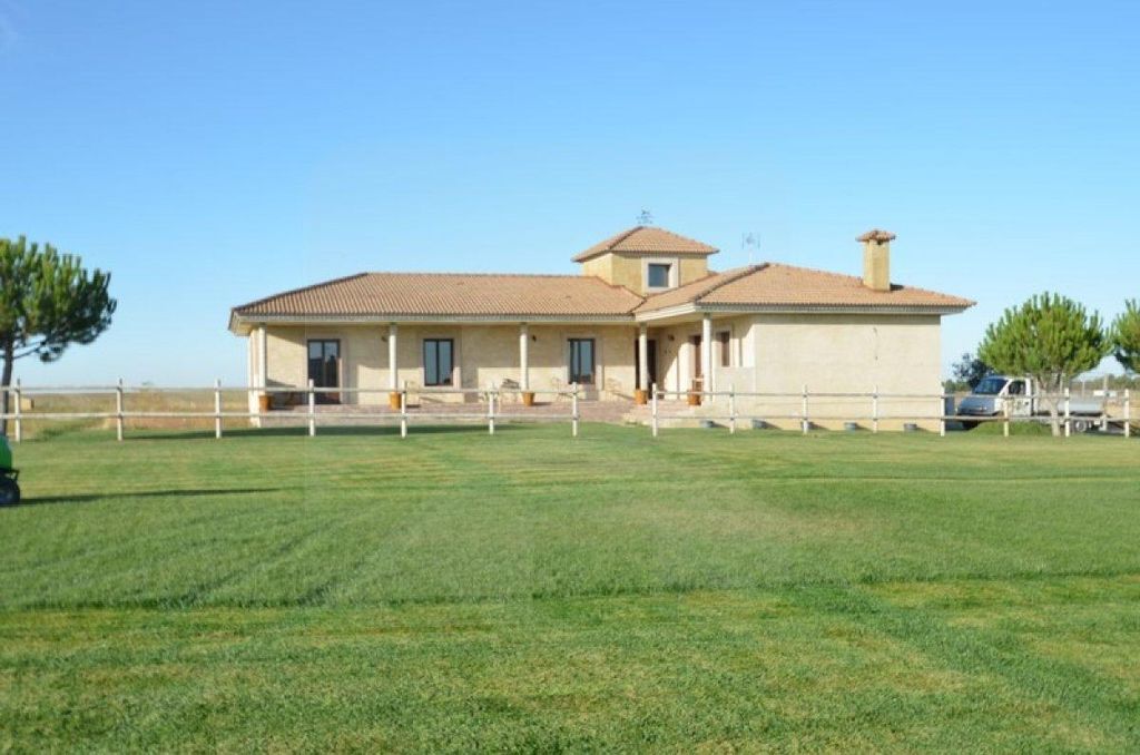 6 room luxury Farmhouse for sale in Tornadizos de Arévalo, Castille and