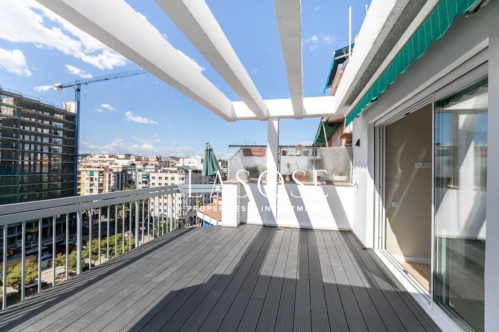 3 room luxury penthouse for sale in Barcelona, Spain 129647510