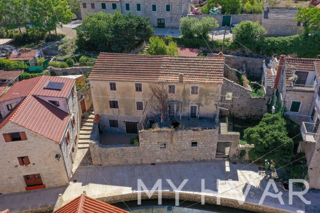 Роскошный дом 380 м2 в продажа Jelsa, Хорватия
