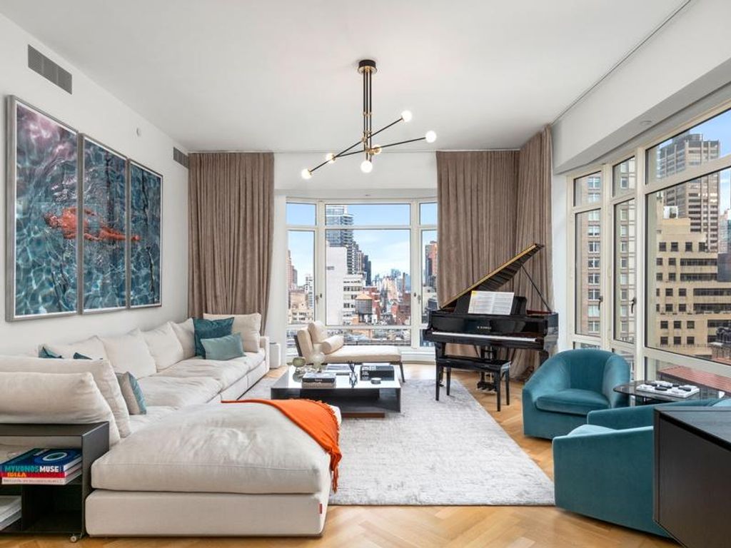 4 bedroom luxury Flat for sale in New York