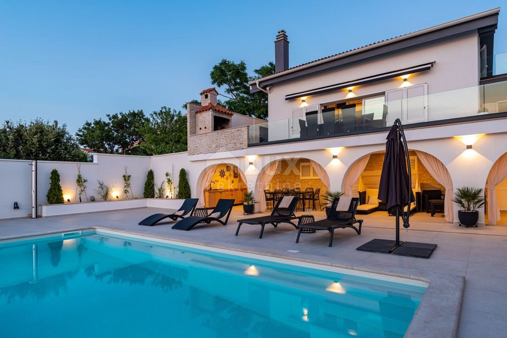 10 room luxury House for sale in Novigrad, Croatia 128135827