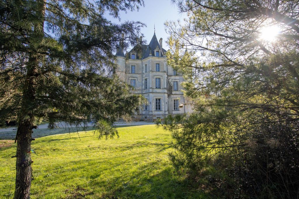 Castle for sale La RochesurYon, Pays de la Loire 129784362