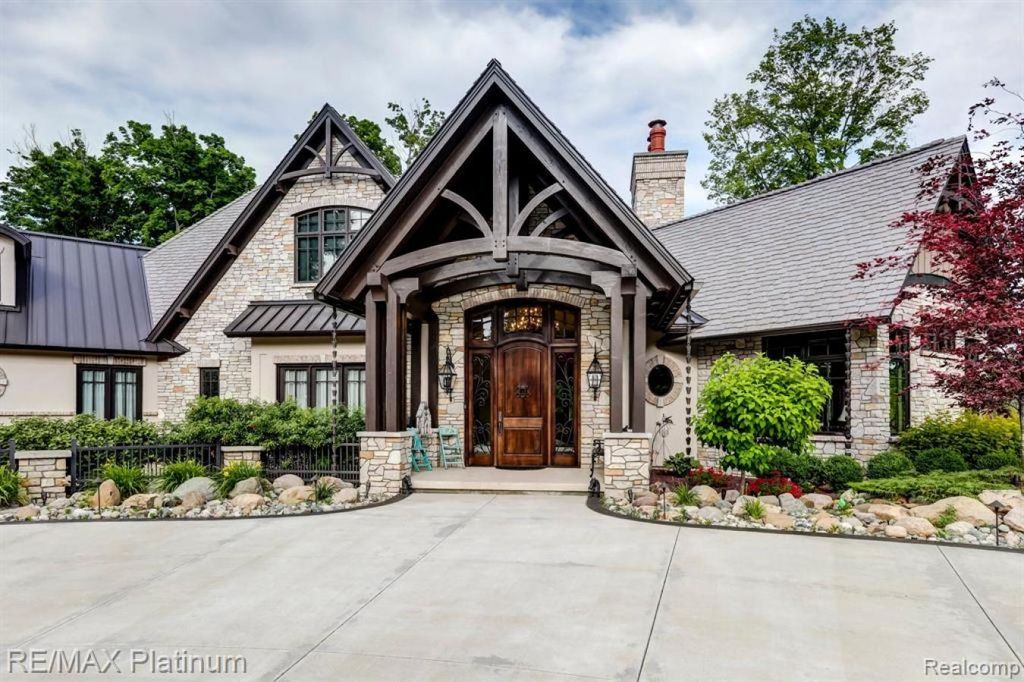 Luxury House for sale in Howell, Michigan