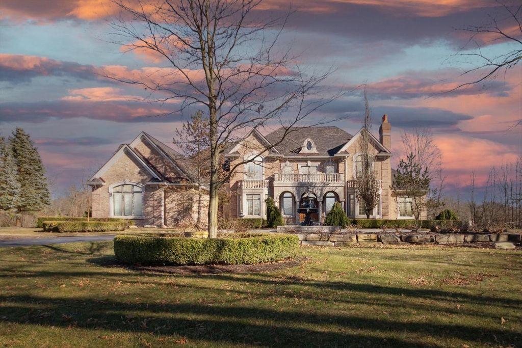 Luxury House for sale in Pinckney, Michigan