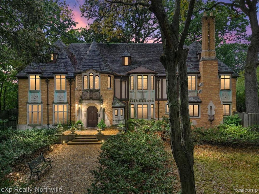 7 bedroom luxury House for sale in Detroit, Michigan