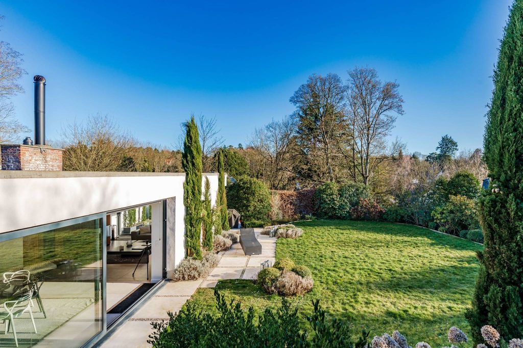 Престижная вилла 180 в продажа, Uccle, Бельгия