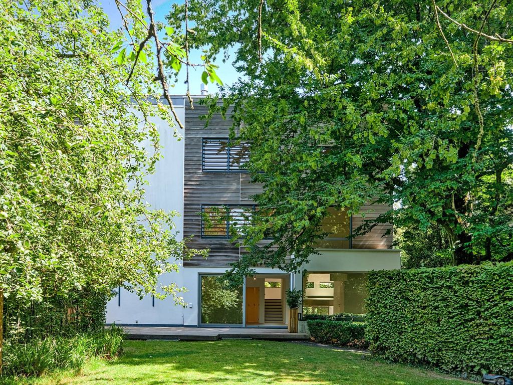 Престижная вилла 350 м2 в продажа Uccle, Бельгия