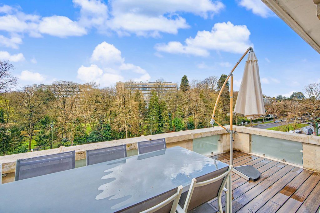 Элитный пентхаус 160 м2 в продажа Ixelles, Бельгия