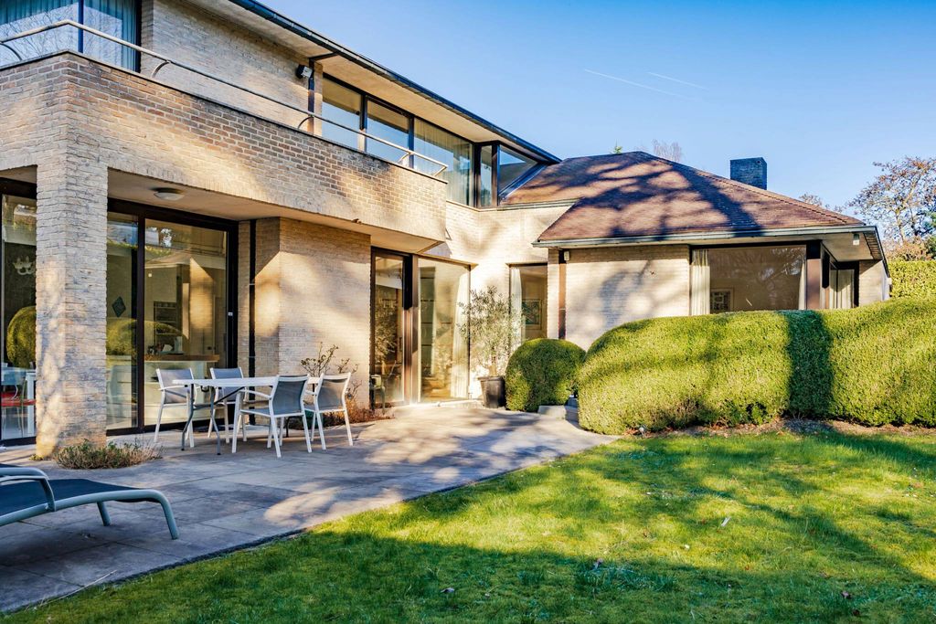 Престижная вилла 550 м2 в продажа Uccle, Бельгия