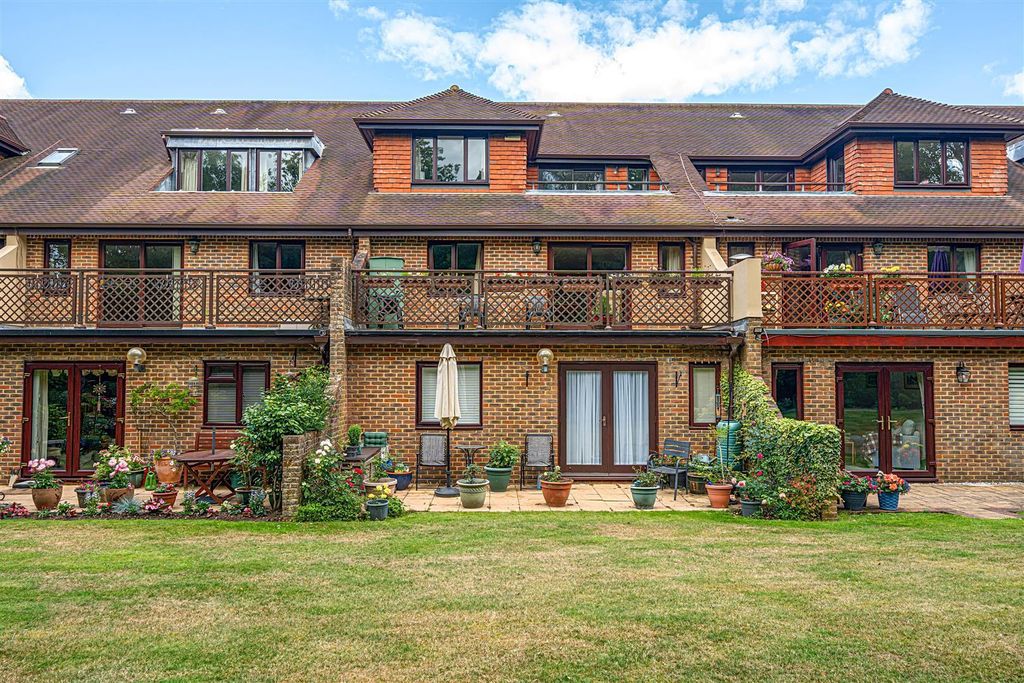 3 bedroom luxury Apartment for sale in Tadworth, England 129255320