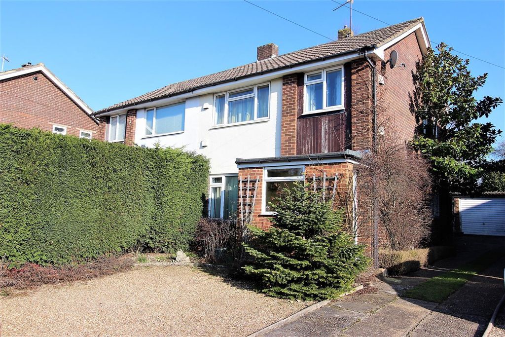 3 bedroom luxury Semidetached House for sale in Lower Kingswood, United Kingdom 129255315