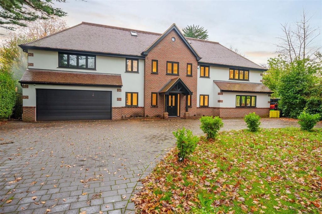 Luxury 6 bedroom Detached House for sale in Chipstead, United Kingdom 129595733