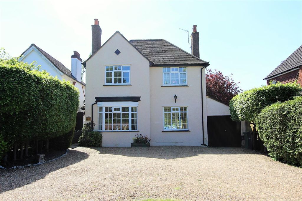 3 bedroom luxury Detached House for sale in Banstead, England