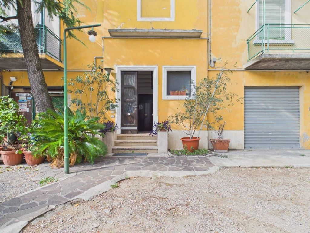 2 bedroom luxury Flat for sale in Via Adigetto 9/a, Verona, Veneto