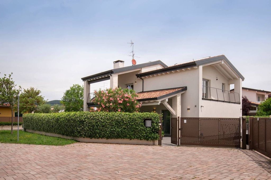 3 bedroom luxury Villa for sale in Via Albano Pontedera, Verona, Provincia di Verona, Veneto